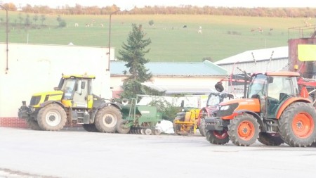 Poľnohospodárske stroje-traktory